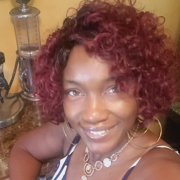 Meet the Posher, Kat - Picture 3 of 4